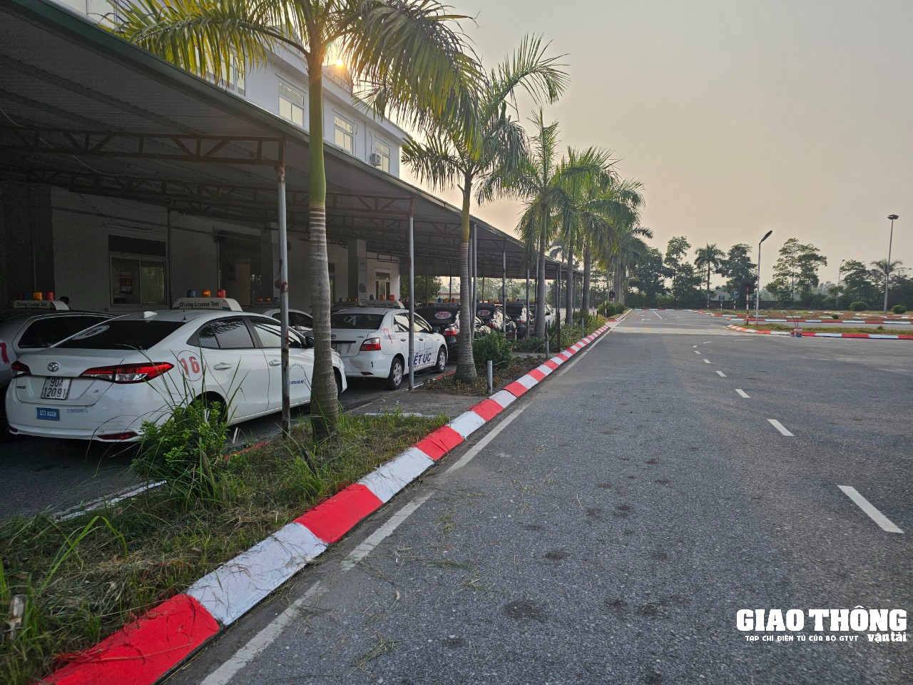 Nhiều bất cập trong thực hiện quy định mới về quản lý, sử dụng phí sát hạch lái xe- Ảnh 2. Nhiều bất cập trong thực hiện quy định mới về quản lý, sử dụng phí sát hạch lái xe- Ảnh 2.