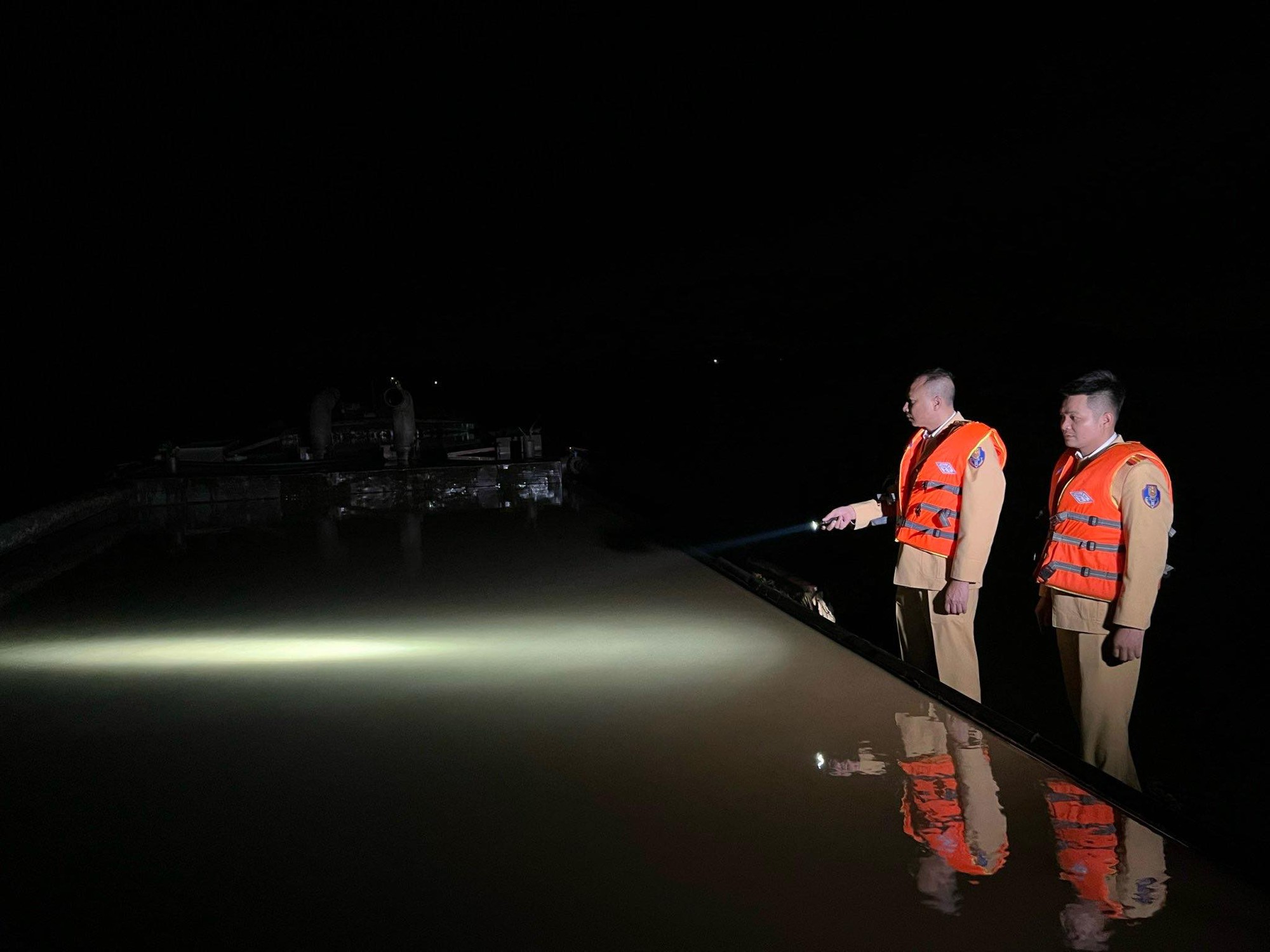 Hà Nội: Tàu hút cát trộm trên sông Hồng được trang bị vòi hút có điều khiển từ xa- Ảnh 1. Hà Nội: Tàu hút cát trộm trên sông Hồng được trang bị vòi hút có điều khiển từ xa- Ảnh 1.