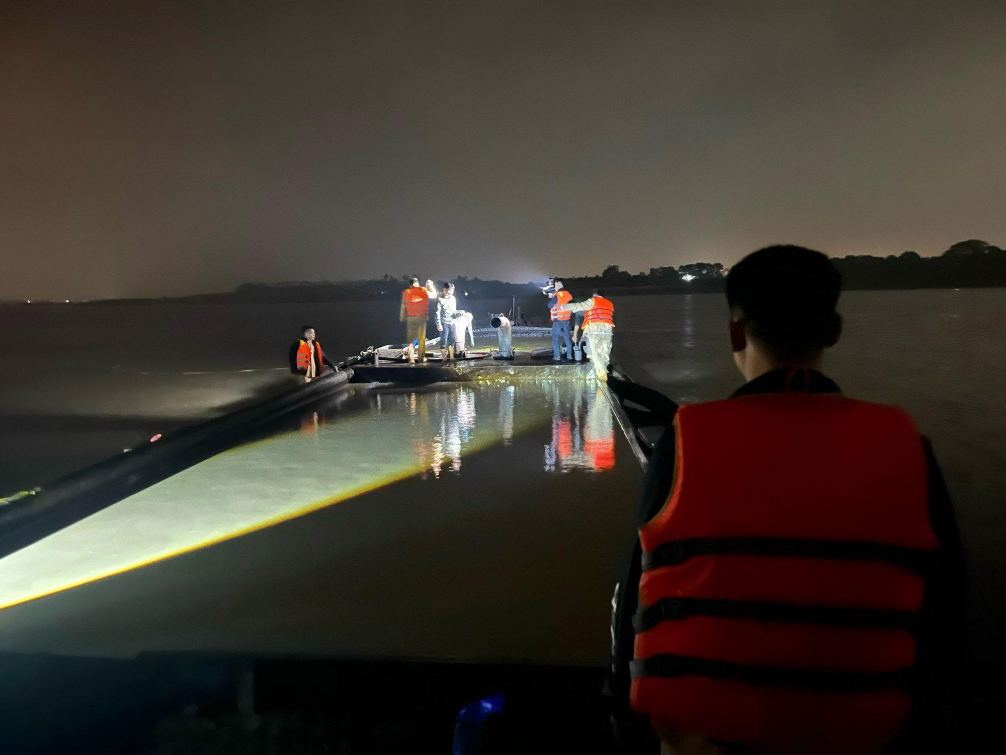 Hà Nội: Tàu hút cát trộm trên sông Hồng được trang bị vòi hút có điều khiển từ xa- Ảnh 2. Hà Nội: Tàu hút cát trộm trên sông Hồng được trang bị vòi hút có điều khiển từ xa- Ảnh 2.