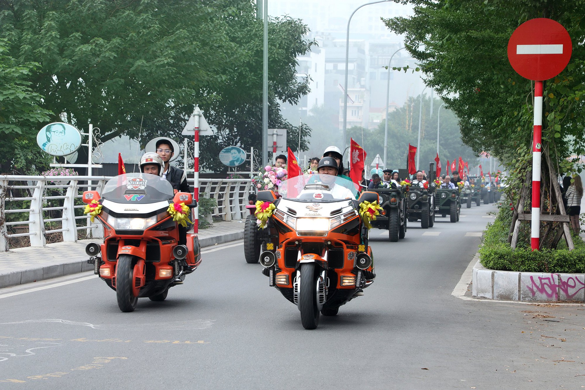 Dàn gần 30 xe Jeep cổ rước dâu tại Hà Nội- Ảnh 2.