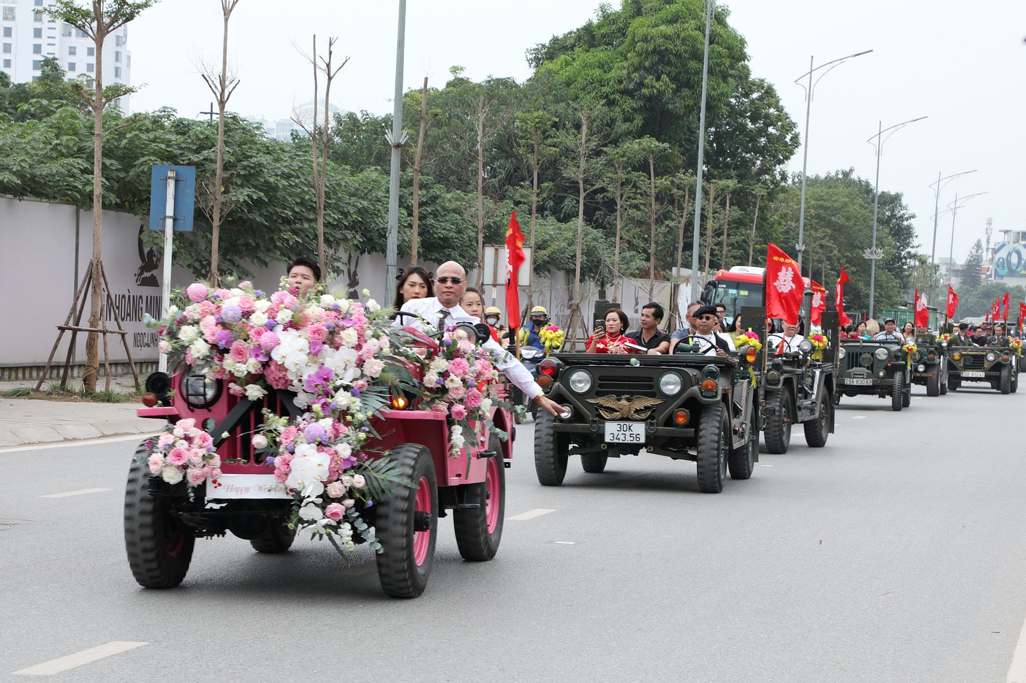 Dàn gần 30 xe Jeep cổ rước dâu tại Hà Nội- Ảnh 10.