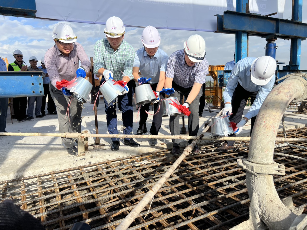 Hợp long cầu Bến Mới hơn 360 tỷ đồng nối Nam Định - Ninh Bình- Ảnh 1. Hợp long cầu Bến Mới hơn 360 tỷ đồng nối Nam Định - Ninh Bình- Ảnh 1.