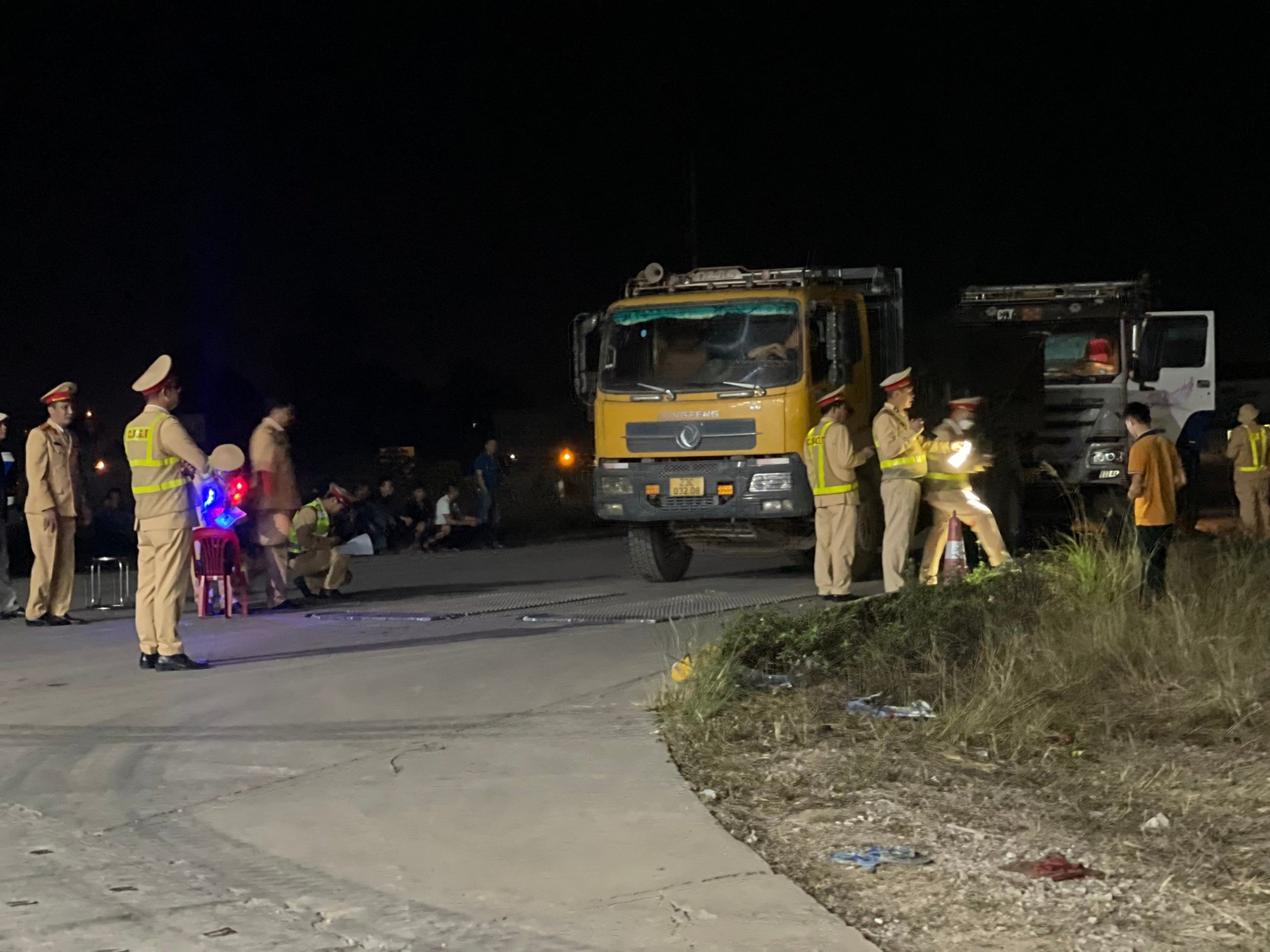 Video lực lượng Cục CSGT bắt hàng loạt xe tải cơi nới thành thùng chở quá tải 