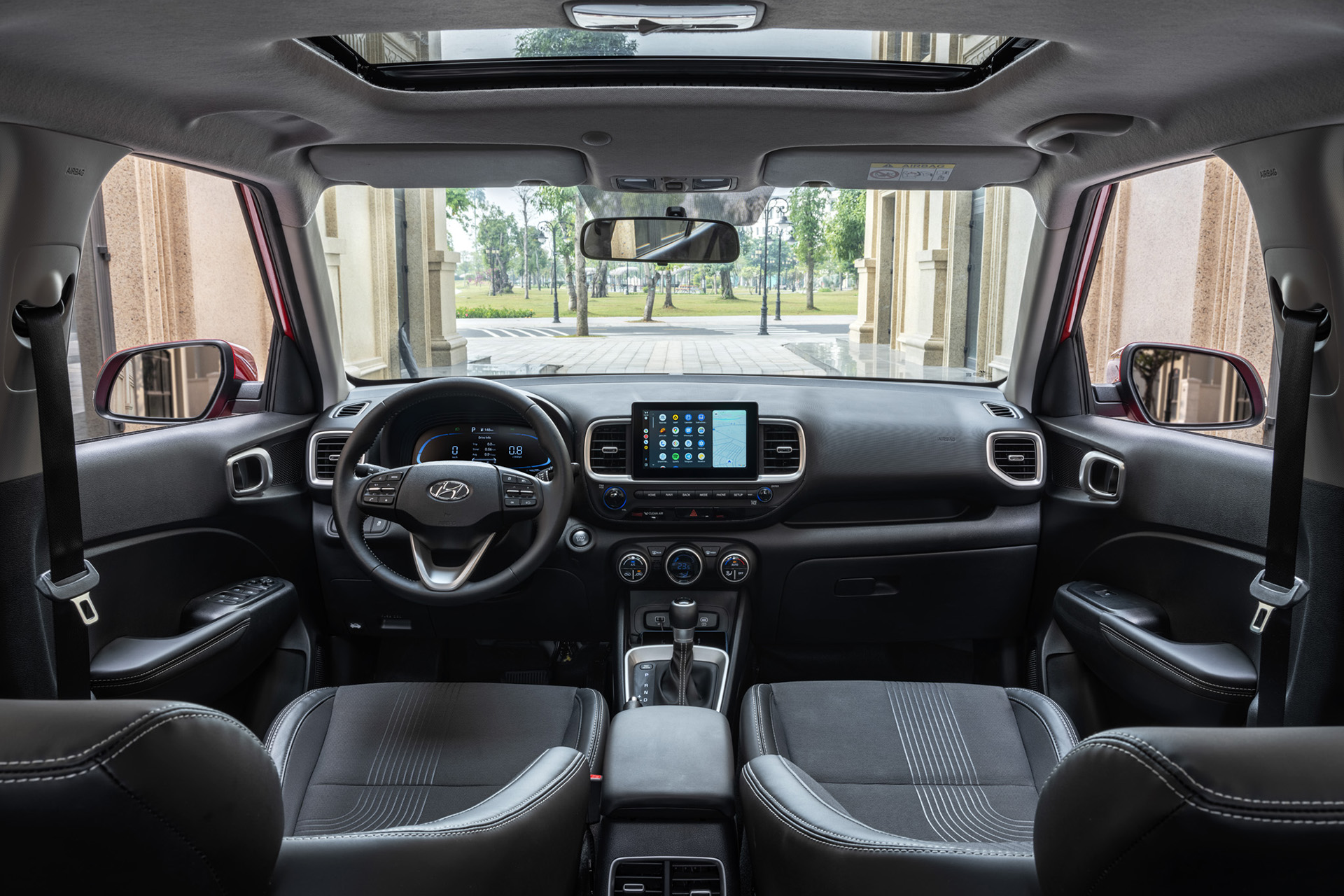 Thiết kế nội thất tối giản và trực quan, dễ sử dụng.