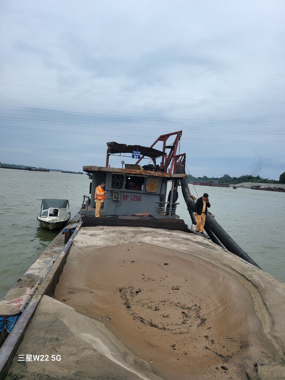 Cục CSGT bắt quả tang tàu bơm hút cát trái phép, thu giữ hơn 100 khối cát- Ảnh 4.