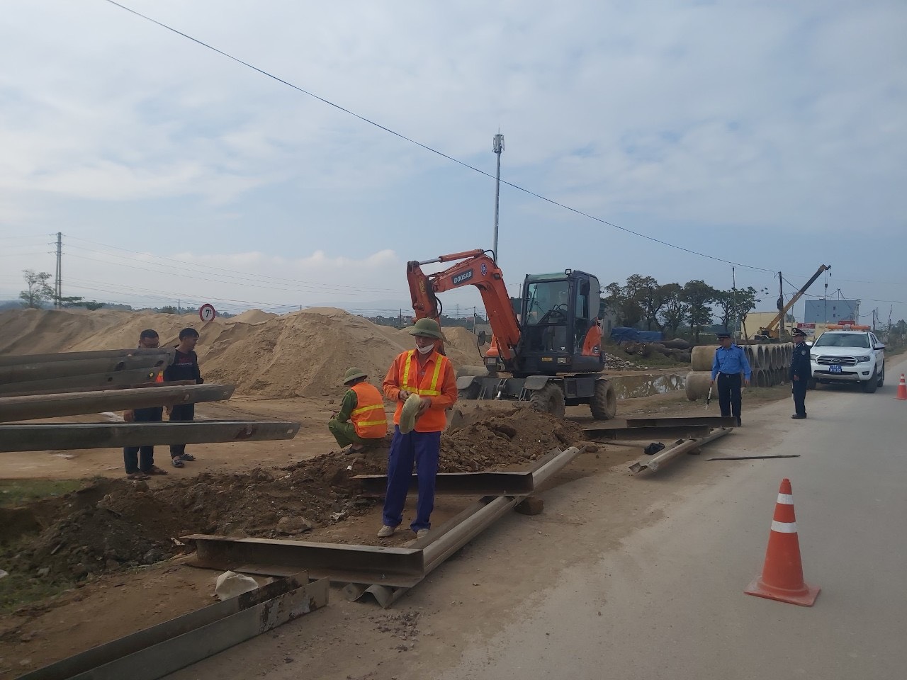 Nghệ An: Rào đóng nhiều đường ngang đấu nối trái phép - Ảnh 1. Nghệ An: Rào đóng nhiều đường ngang đấu nối trái phép - Ảnh 1.