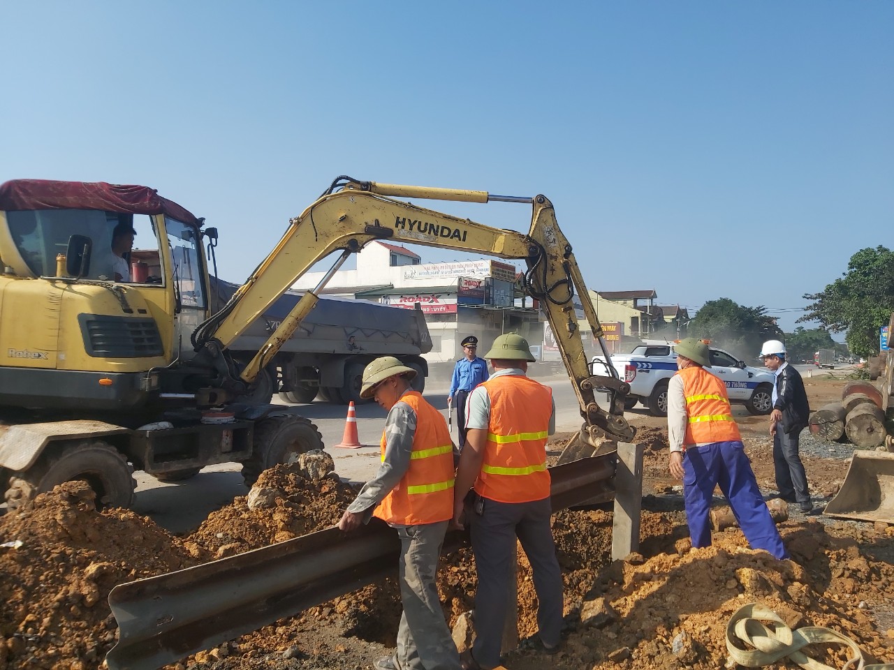 Nghệ An: Rào đóng nhiều đường ngang đấu nối trái phép - Ảnh 3. Nghệ An: Rào đóng nhiều đường ngang đấu nối trái phép - Ảnh 3.