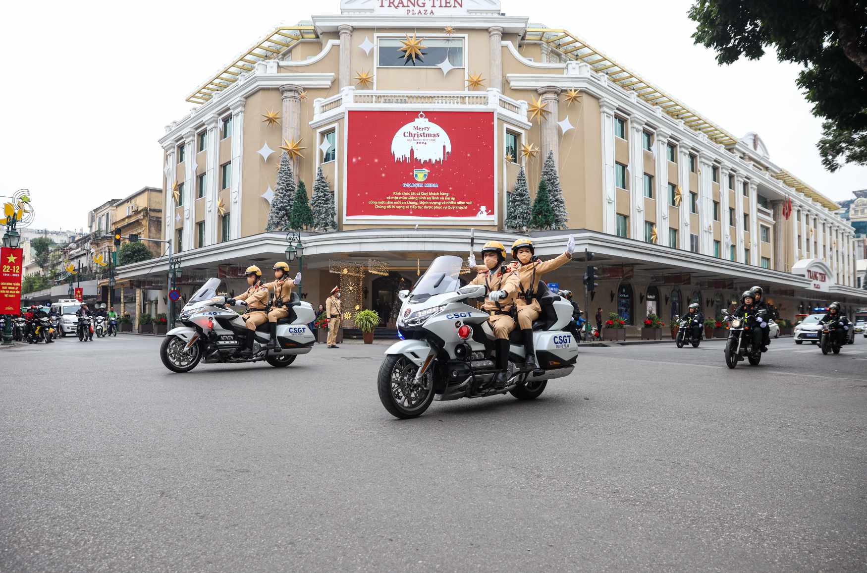 Hà Nội: Ra quân đảm bảo ANTT, trật tựATGT dịp tết Nguyên đán Giáp Thìn- Ảnh 3. Hà Nội: Ra quân đảm bảo ANTT, trật tựATGT dịp tết Nguyên đán Giáp Thìn- Ảnh 3.