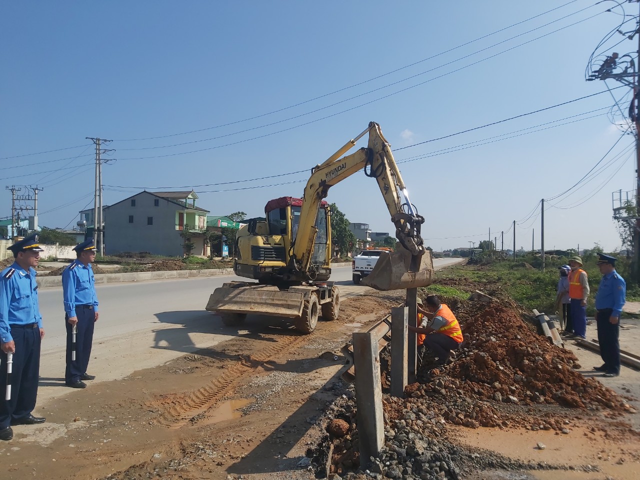 Nghệ An: Rào đóng nhiều đường ngang đấu nối trái phép - Ảnh 4. Nghệ An: Rào đóng nhiều đường ngang đấu nối trái phép - Ảnh 4.