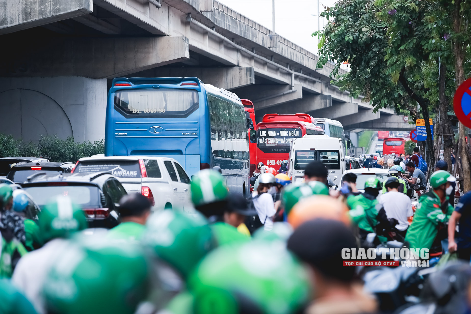 Bộ GTVT yêu cầu toàn ngành phục vụ tốt nhu cầu đi lại của nhân dân dịp Tết- Ảnh 3.
