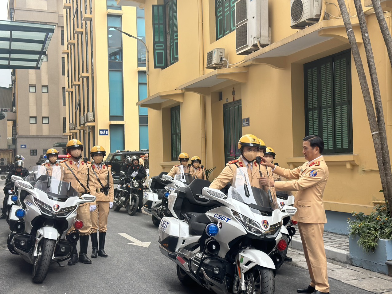 Hà Nội: Ra quân đảm bảo ANTT, trật tựATGT dịp tết Nguyên đán Giáp Thìn- Ảnh 4. Hà Nội: Ra quân đảm bảo ANTT, trật tựATGT dịp tết Nguyên đán Giáp Thìn- Ảnh 4.