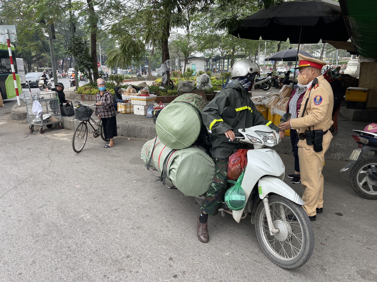 Hà Nội: Ra quân đảm bảo ANTT, trật tựATGT dịp tết Nguyên đán Giáp Thìn- Ảnh 6. Hà Nội: Ra quân đảm bảo ANTT, trật tựATGT dịp tết Nguyên đán Giáp Thìn- Ảnh 6.
