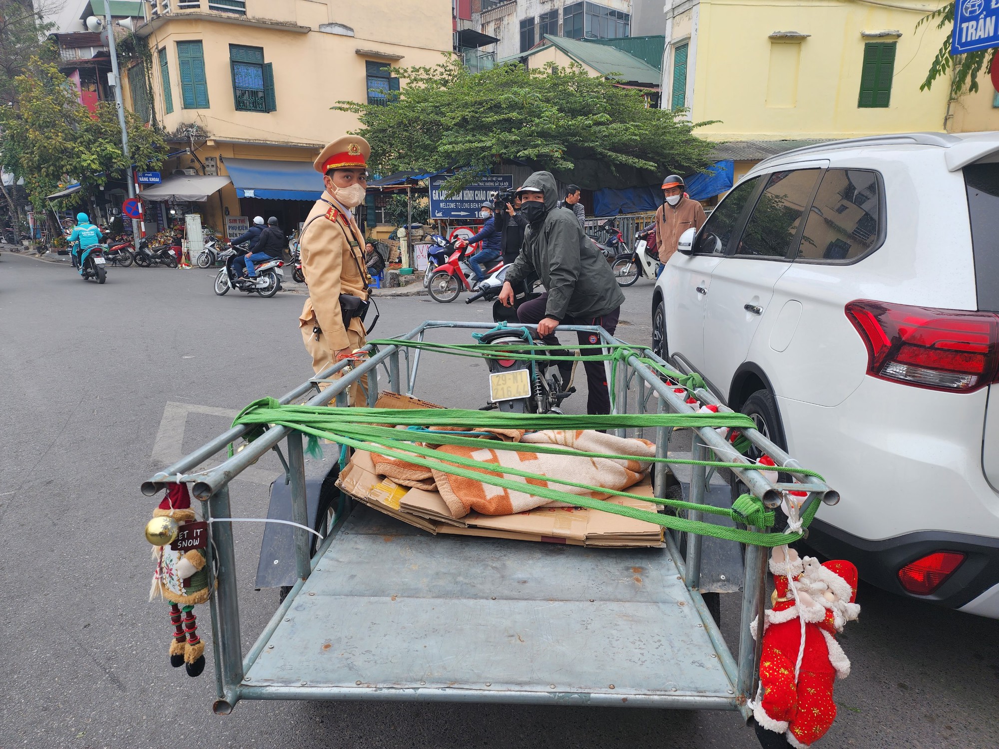 Hà Nội: Ra quân đảm bảo ANTT, trật tựATGT dịp tết Nguyên đán Giáp Thìn- Ảnh 7. Hà Nội: Ra quân đảm bảo ANTT, trật tựATGT dịp tết Nguyên đán Giáp Thìn- Ảnh 7.