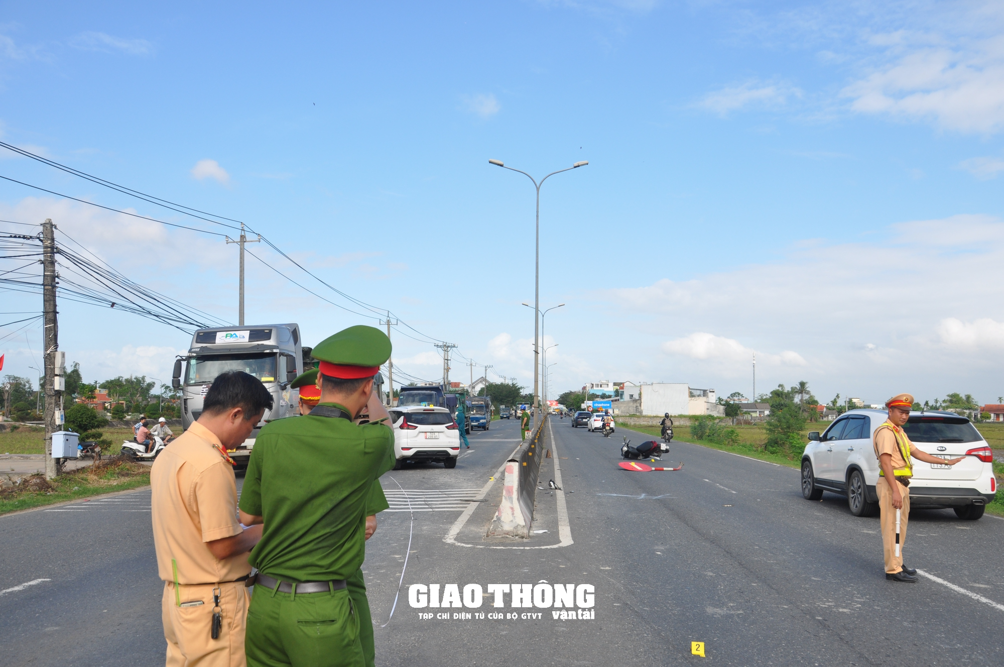 Video hiện trường ôtô đâm xe máy, tông gãy biển báo, lao qua dải phân cách QL1- Ảnh 1.