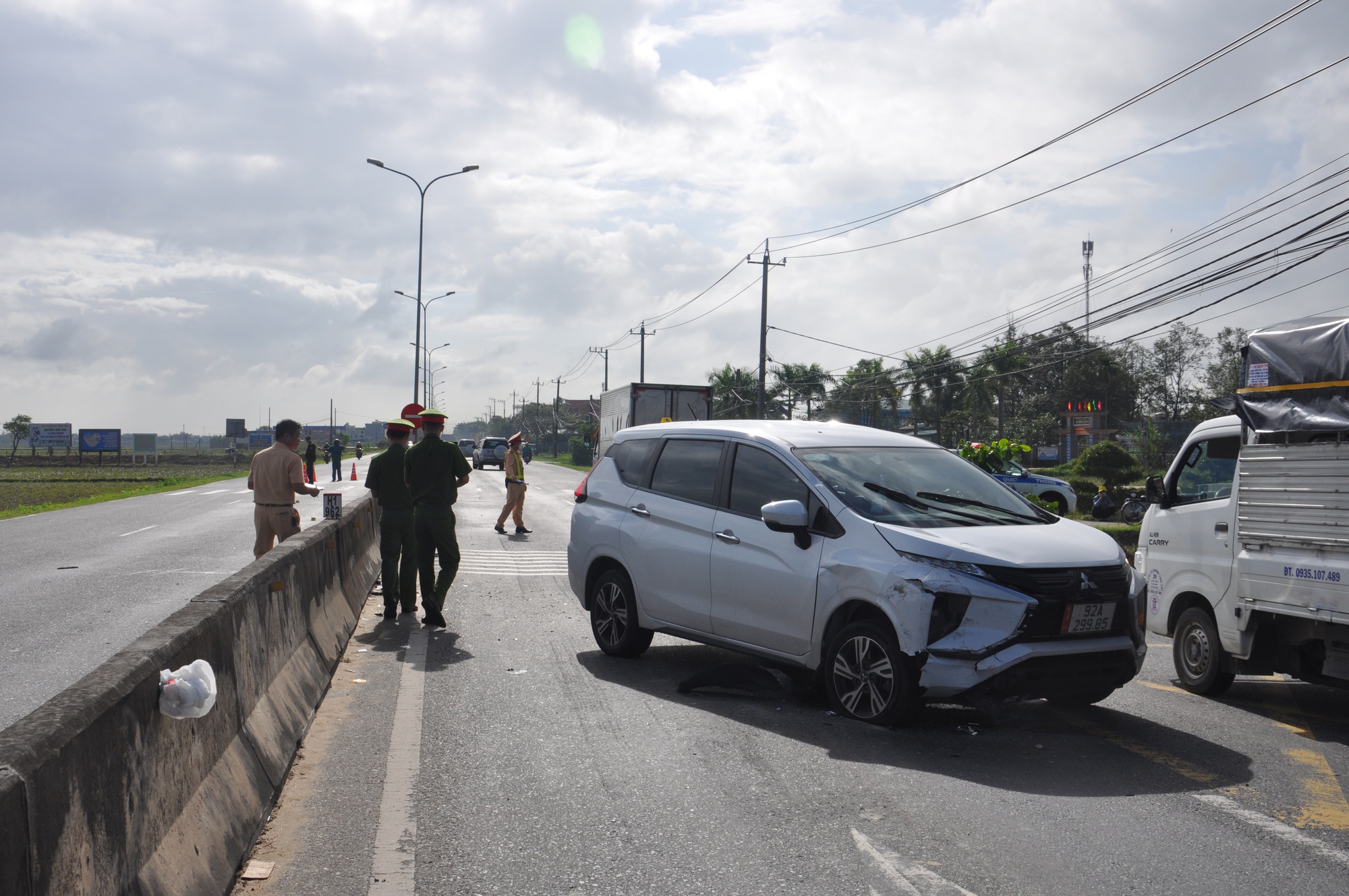 Video hiện trường ôtô đâm xe máy, tông gãy biển báo, lao qua dải phân cách QL1- Ảnh 2.