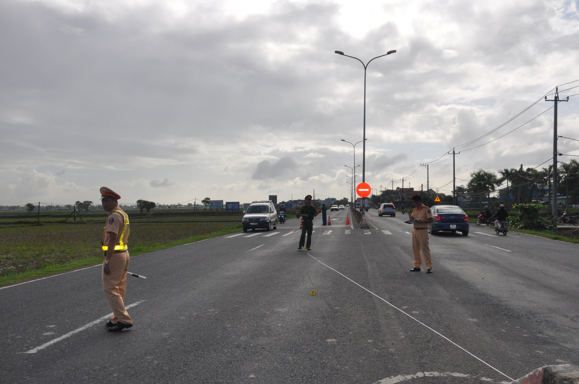 Video hiện trường ôtô đâm xe máy, tông gãy biển báo, lao qua dải phân cách QL1- Ảnh 6.