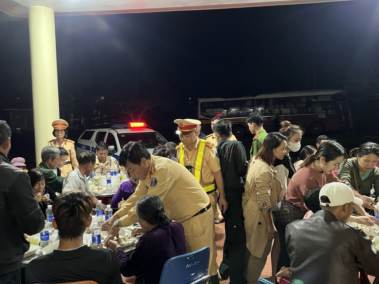 Xử phạt tài xế vi phạm tốc độ, không có GPLX, CSGT Quảng Nam bất ngờ có hành động 