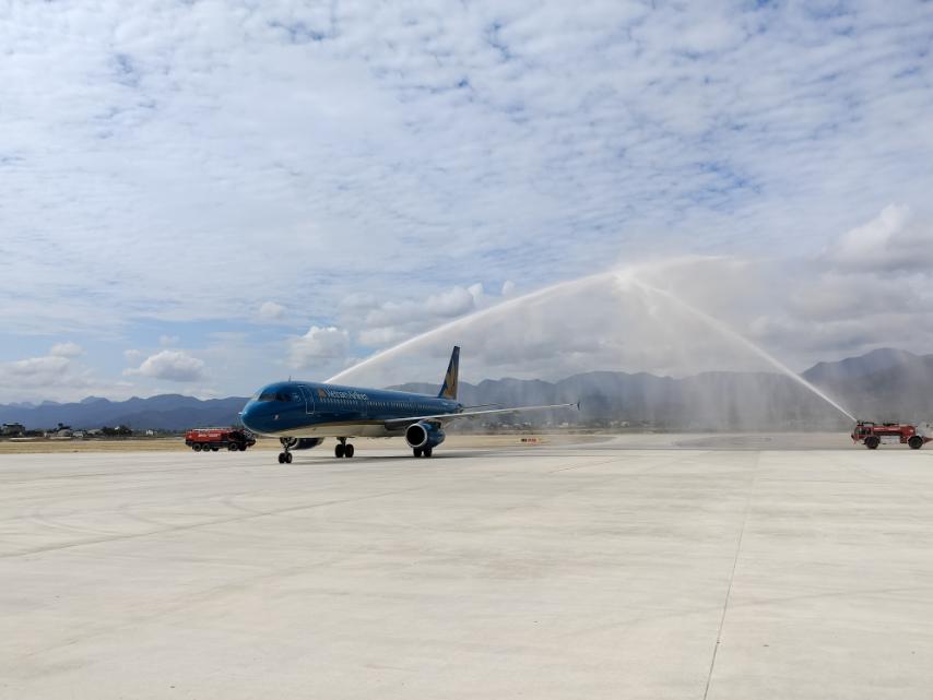 Bộ trưởng Nguyễn Văn Thắng và những hành khách đầu tiên “xông đất” sân bay Điện Biên mới- Ảnh 1.