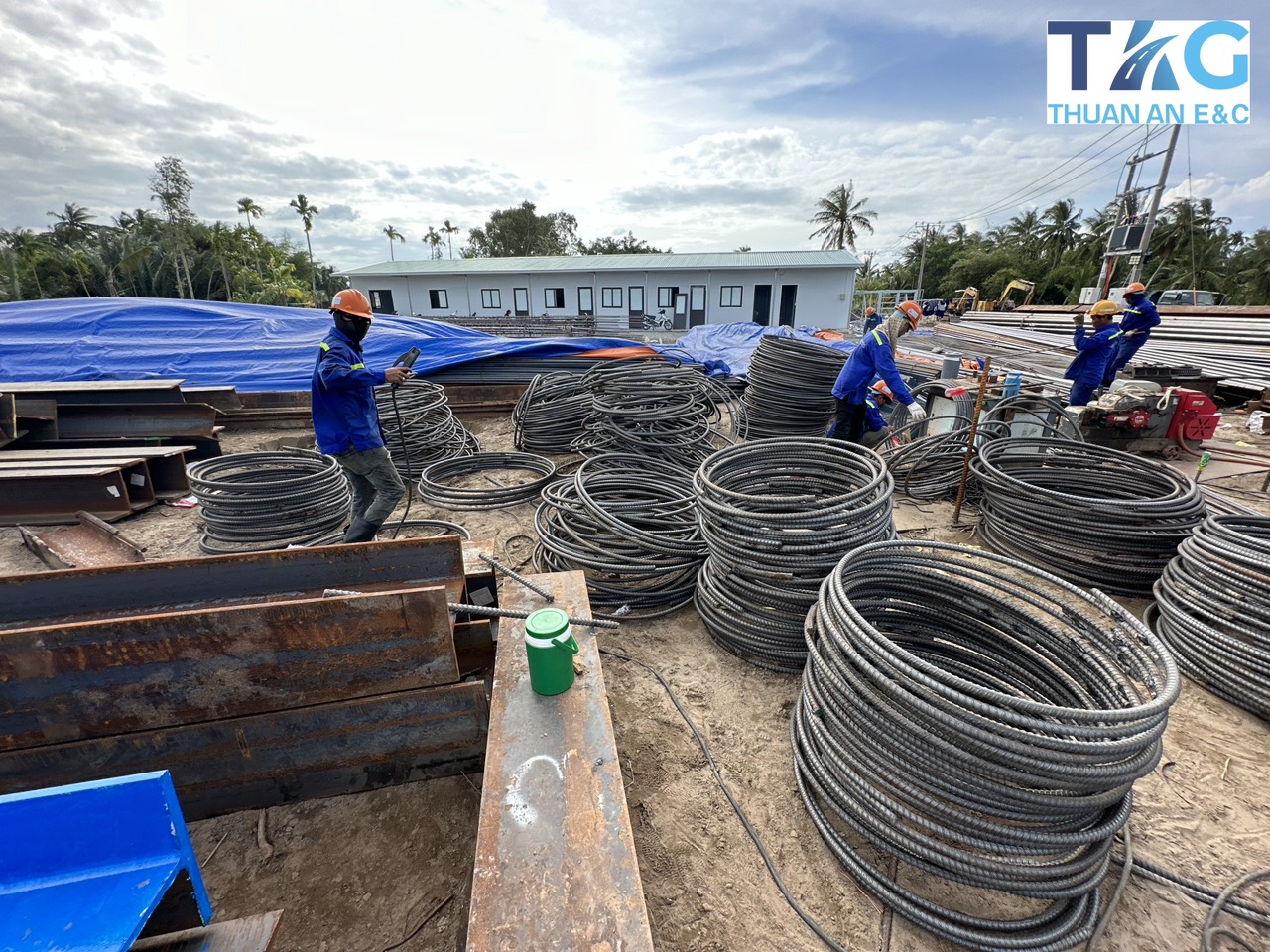 Nhộn nhịp công trường thi công cầu Đại Ngãi vượt sông Hậu- Ảnh 3.