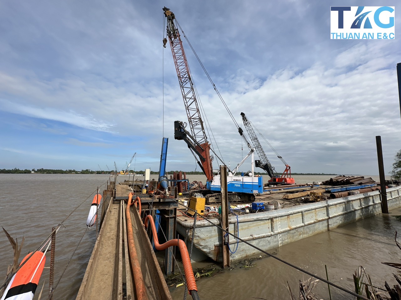 Nhộn nhịp công trường thi công cầu Đại Ngãi vượt sông Hậu- Ảnh 4.