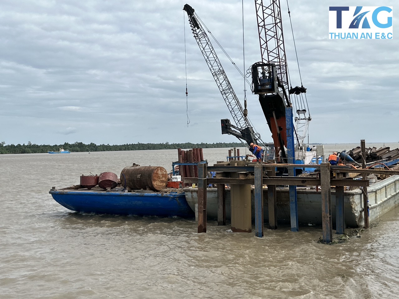 Nhộn nhịp công trường thi công cầu Đại Ngãi vượt sông Hậu- Ảnh 1.