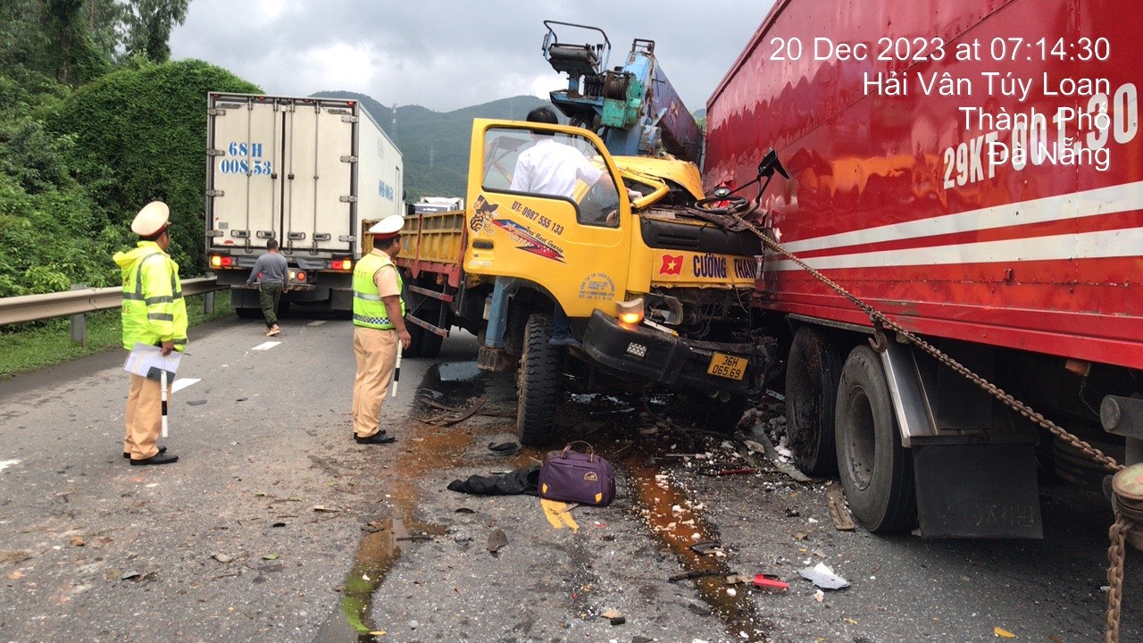 Hai ôtô tải đối đầu trên đường Nam Hải Vân - Túy Loan, 2 người bị thương nặng- Ảnh 6. Hai ôtô tải đối đầu trên đường Nam Hải Vân - Túy Loan, 2 người bị thương nặng- Ảnh 6.