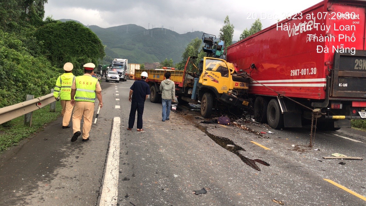 Hai ôtô tải đối đầu trên đường Nam Hải Vân - Túy Loan, 2 người bị thương nặng- Ảnh 3. Hai ôtô tải đối đầu trên đường Nam Hải Vân - Túy Loan, 2 người bị thương nặng- Ảnh 3.