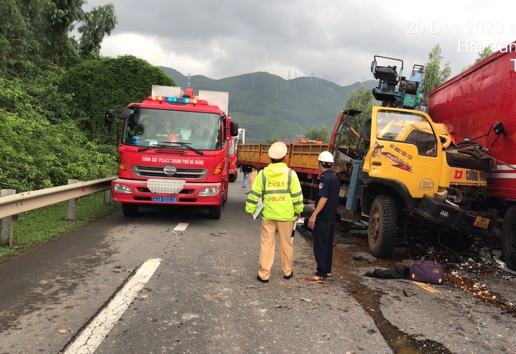 Hai ôtô tải đối đầu trên đường Nam Hải Vân - Túy Loan, 2 người bị thương nặng- Ảnh 5. Hai ôtô tải đối đầu trên đường Nam Hải Vân - Túy Loan, 2 người bị thương nặng- Ảnh 5.