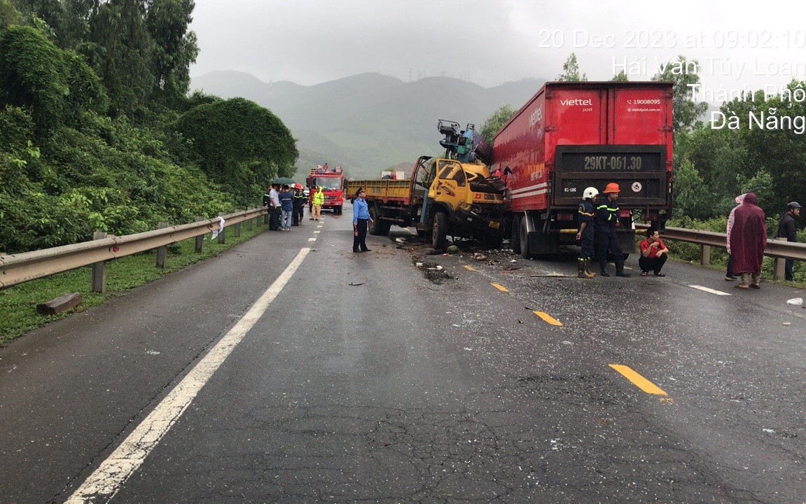 Hai ôtô tải đối đầu trên đường Nam Hải Vân - Túy Loan, 2 người bị thương nặng- Ảnh 2. Hai ôtô tải đối đầu trên đường Nam Hải Vân - Túy Loan, 2 người bị thương nặng- Ảnh 2.