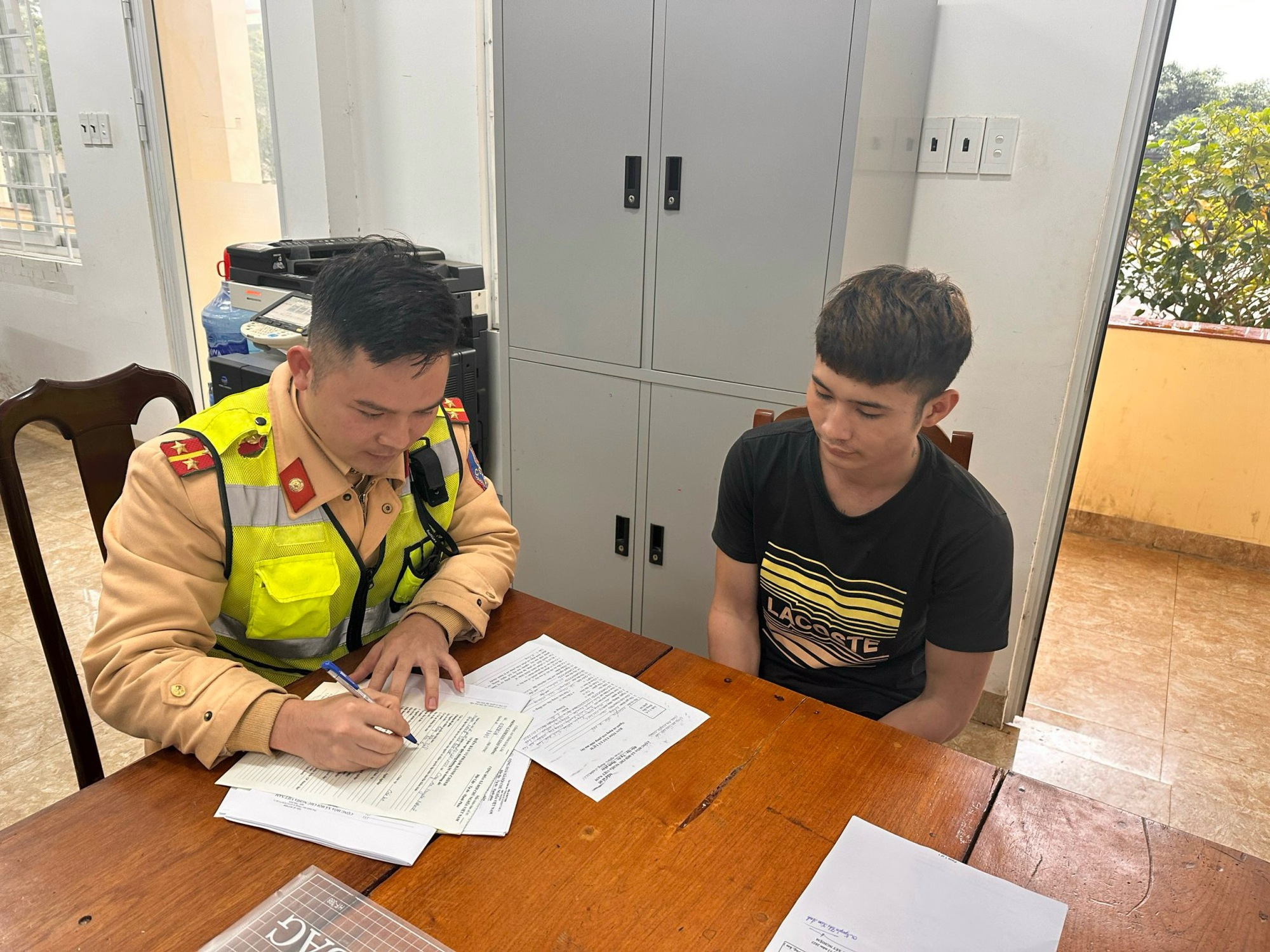 Video hai thanh niên ở Đắk Lắk chạy xe máy bốc đầu trên QL26, dương tính ma tuý- Ảnh 2.