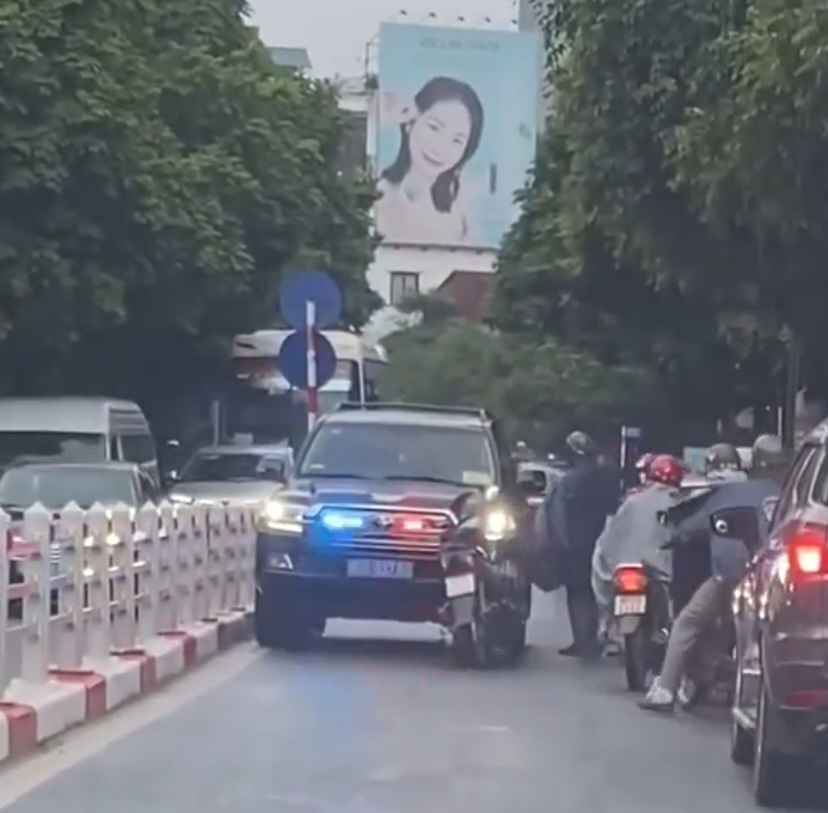 Đã xác minh được 2 tài xế vụ chặn đầu ôtô biển xanh đi ngược chiều ở Hà Nội- Ảnh 1. Đã xác minh được 2 tài xế vụ chặn đầu ôtô biển xanh đi ngược chiều ở Hà Nội- Ảnh 1.