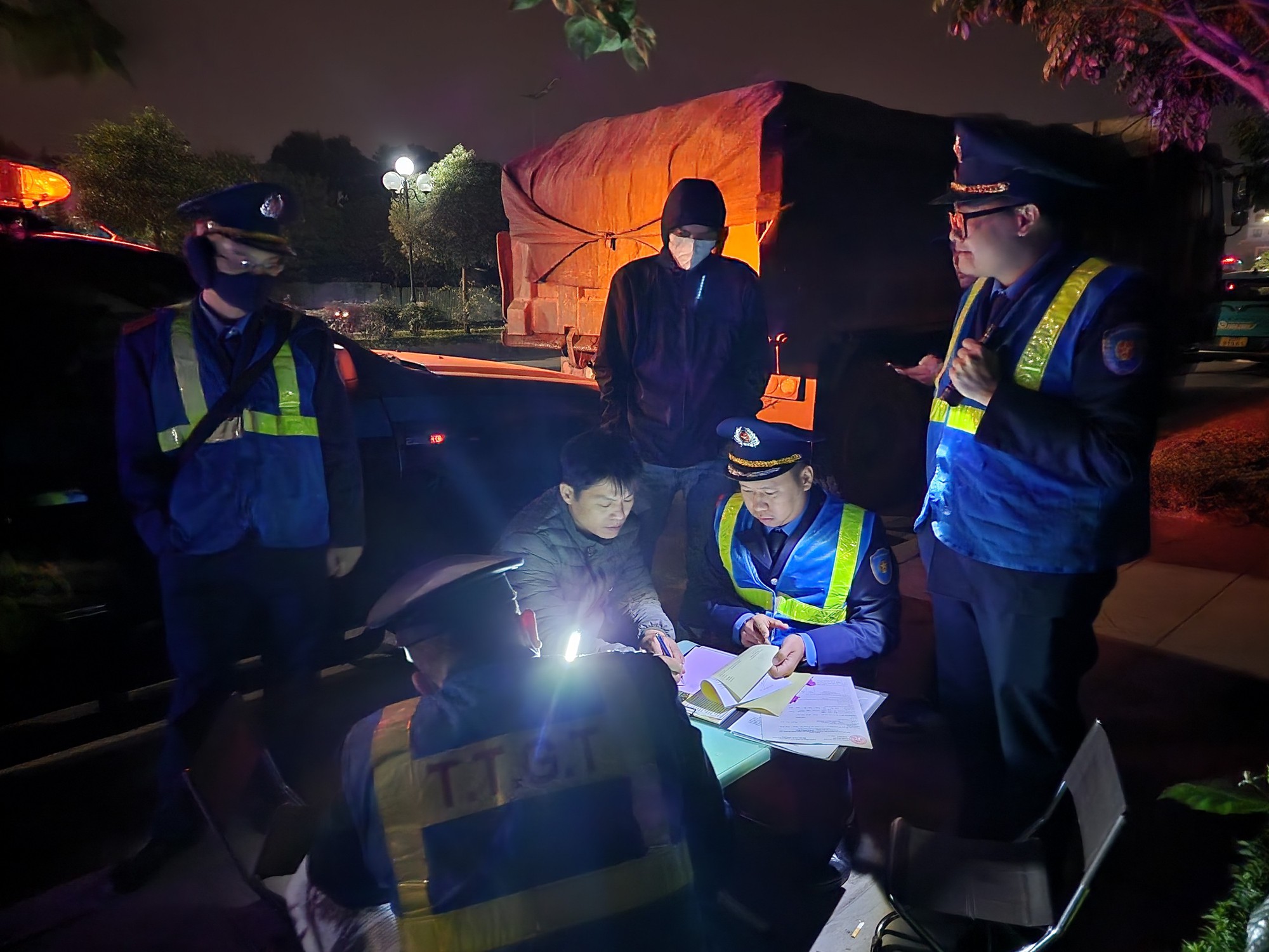 Video TTGT, CSGT xuyên đêm xử lý xe tải Video TTGT, CSGT xuyên đêm xử lý xe tải