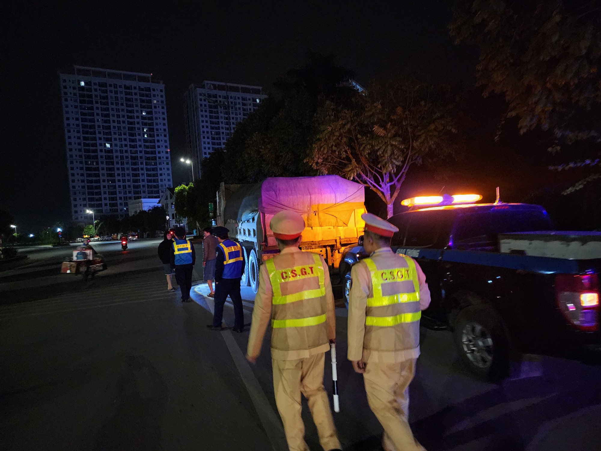 Video TTGT, CSGT xuyên đêm xử lý xe tải Video TTGT, CSGT xuyên đêm xử lý xe tải