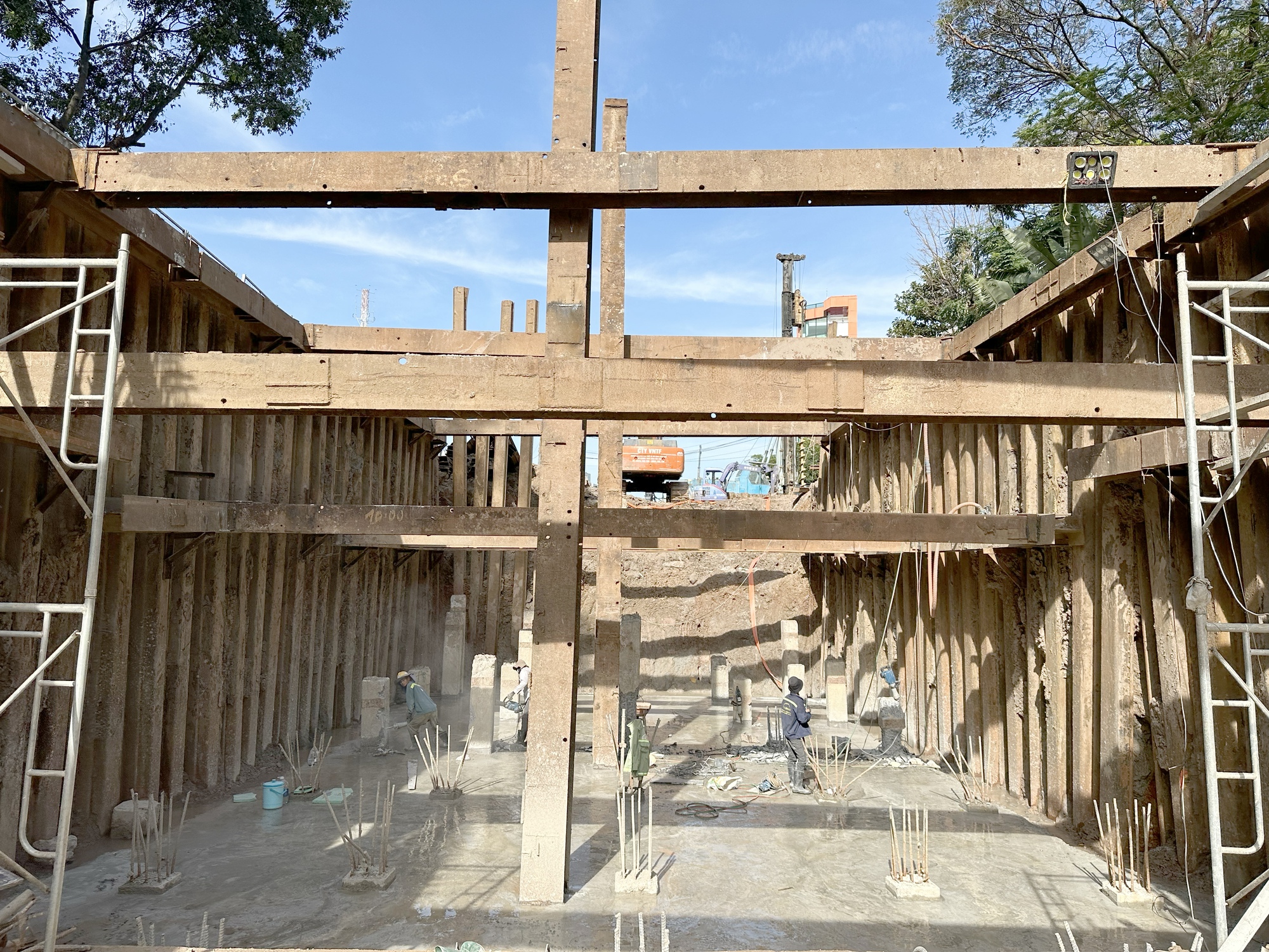 Ảnh: Hối hả thi công dự án hầm chui gần 5.000 tỷ đồng kết nối sân bay Tân Sơn Nhất- Ảnh 4.