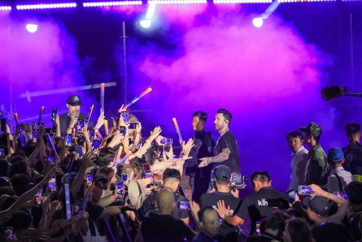 Maroon 5 liên tục 