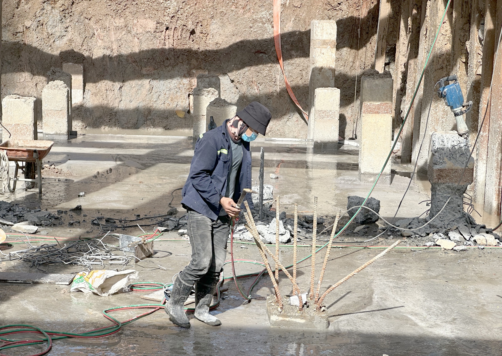 Ảnh: Hối hả thi công dự án hầm chui gần 5.000 tỷ đồng kết nối sân bay Tân Sơn Nhất- Ảnh 5.