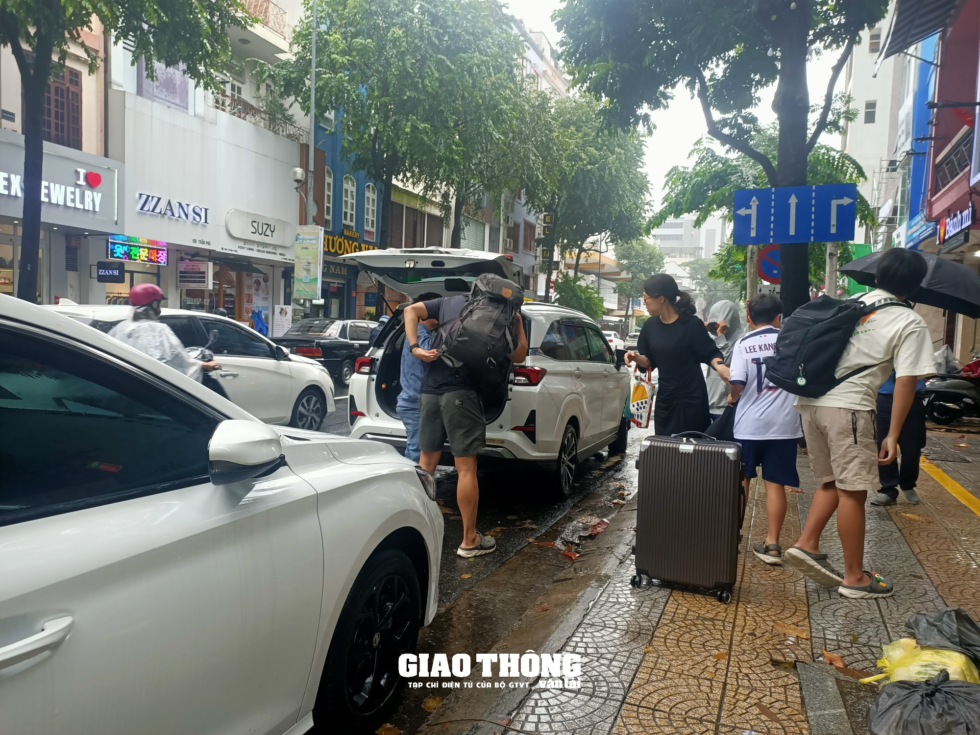 Theo chân lực lượng chức năng xử lý ô tô vi phạm dừng đỗ trên đường trung tâm TP. Đà Nẵng- Ảnh 1. Theo chân lực lượng chức năng xử lý ô tô vi phạm dừng đỗ trên đường trung tâm TP. Đà Nẵng- Ảnh 1.