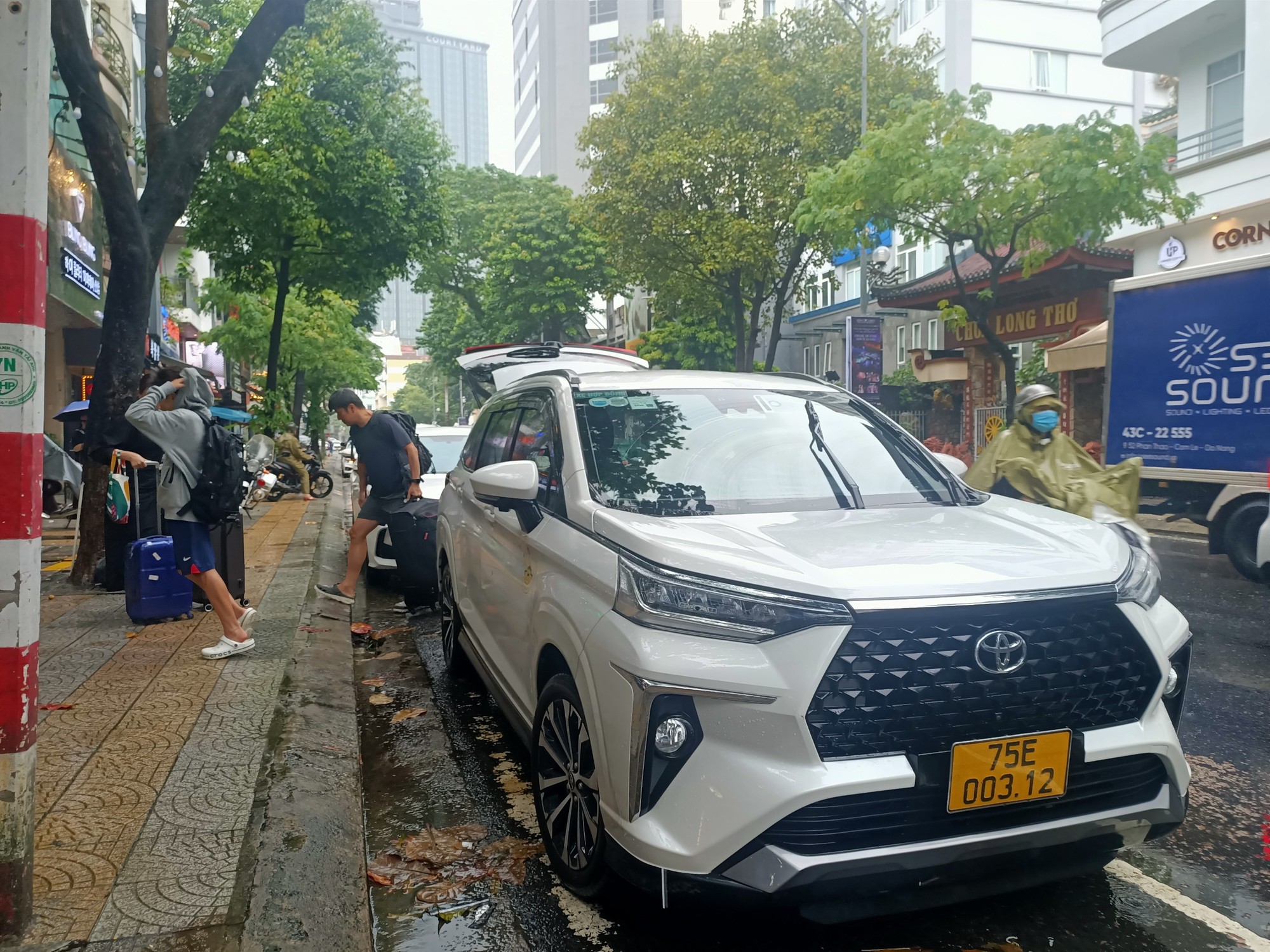 Theo chân lực lượng chức năng xử lý ô tô vi phạm dừng đỗ trên đường trung tâm TP. Đà Nẵng- Ảnh 4. Theo chân lực lượng chức năng xử lý ô tô vi phạm dừng đỗ trên đường trung tâm TP. Đà Nẵng- Ảnh 4.