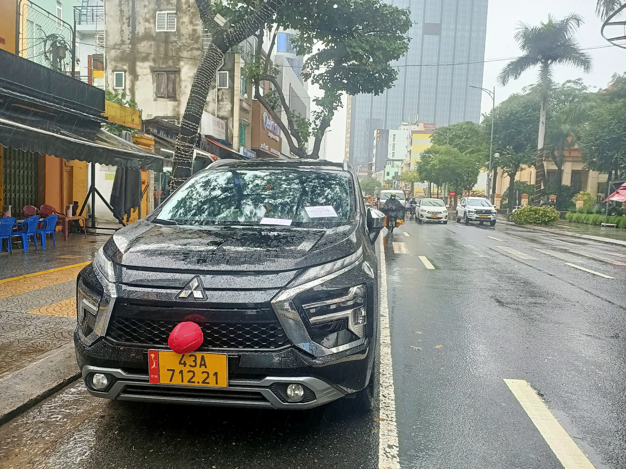 Theo chân lực lượng chức năng xử lý ô tô vi phạm dừng đỗ trên đường trung tâm TP. Đà Nẵng- Ảnh 5. Theo chân lực lượng chức năng xử lý ô tô vi phạm dừng đỗ trên đường trung tâm TP. Đà Nẵng- Ảnh 5.