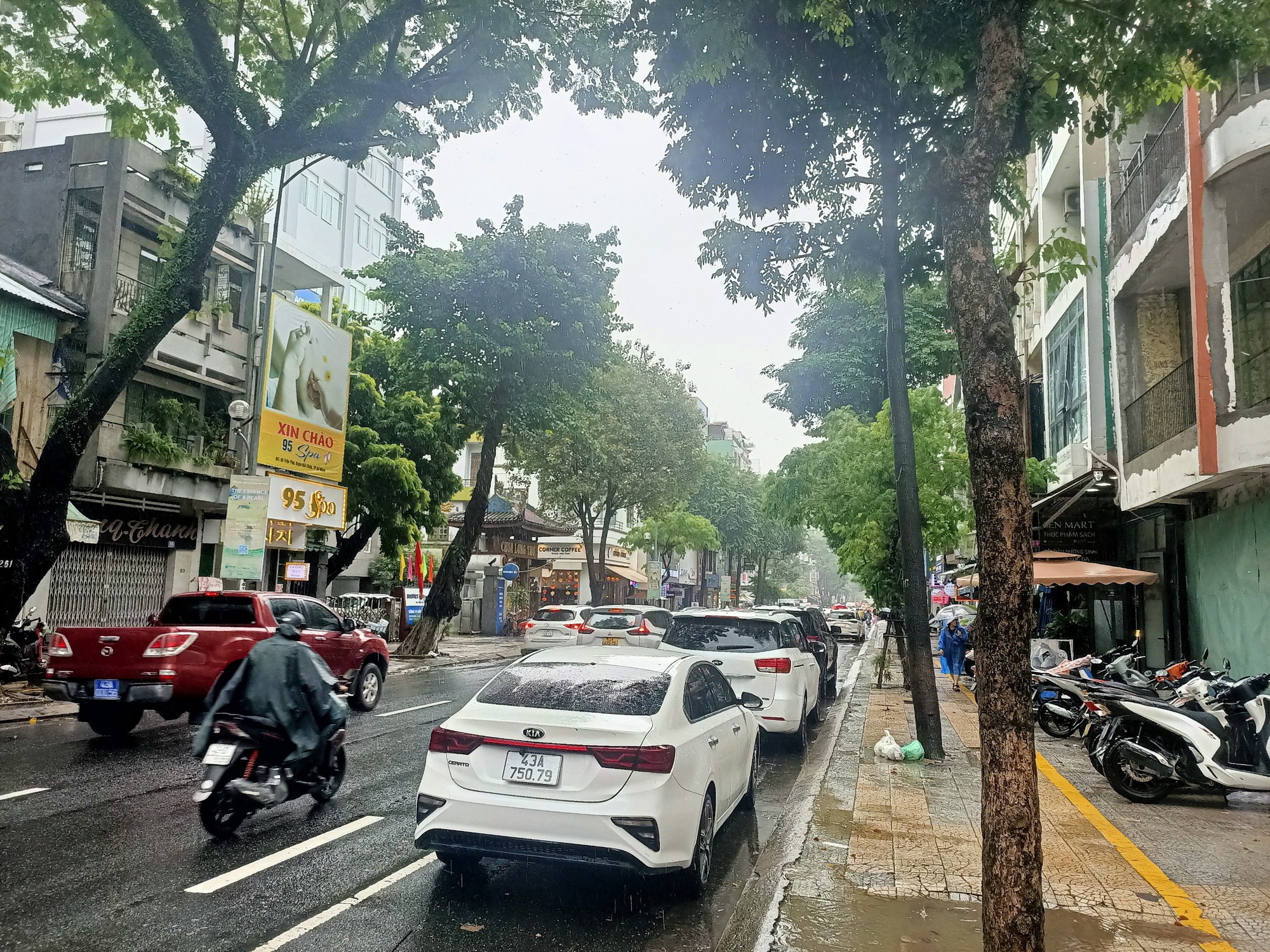 Theo chân lực lượng chức năng xử lý ô tô vi phạm dừng đỗ trên đường trung tâm TP. Đà Nẵng- Ảnh 3. Theo chân lực lượng chức năng xử lý ô tô vi phạm dừng đỗ trên đường trung tâm TP. Đà Nẵng- Ảnh 3.