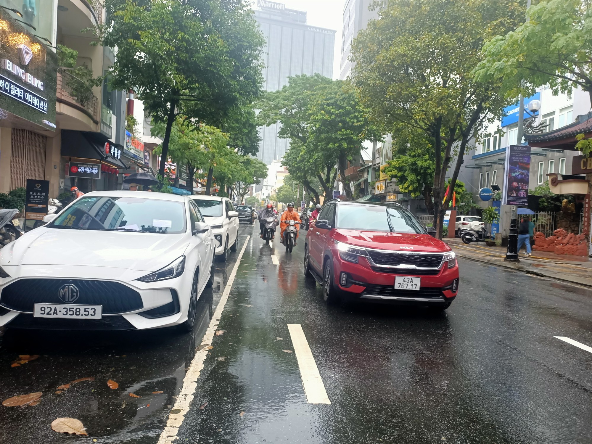 Theo chân lực lượng chức năng xử lý ô tô vi phạm dừng đỗ trên đường trung tâm TP. Đà Nẵng- Ảnh 8. Theo chân lực lượng chức năng xử lý ô tô vi phạm dừng đỗ trên đường trung tâm TP. Đà Nẵng- Ảnh 8.