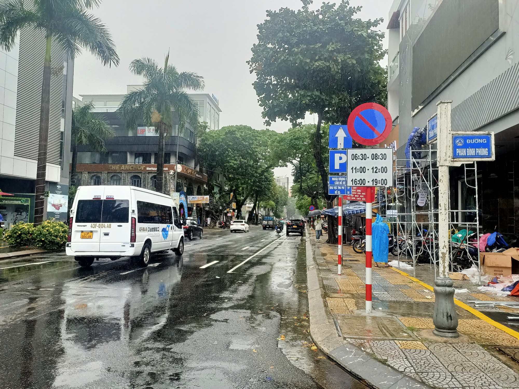 Theo chân lực lượng chức năng xử lý ô tô vi phạm dừng đỗ trên đường trung tâm TP. Đà Nẵng- Ảnh 2. Theo chân lực lượng chức năng xử lý ô tô vi phạm dừng đỗ trên đường trung tâm TP. Đà Nẵng- Ảnh 2.