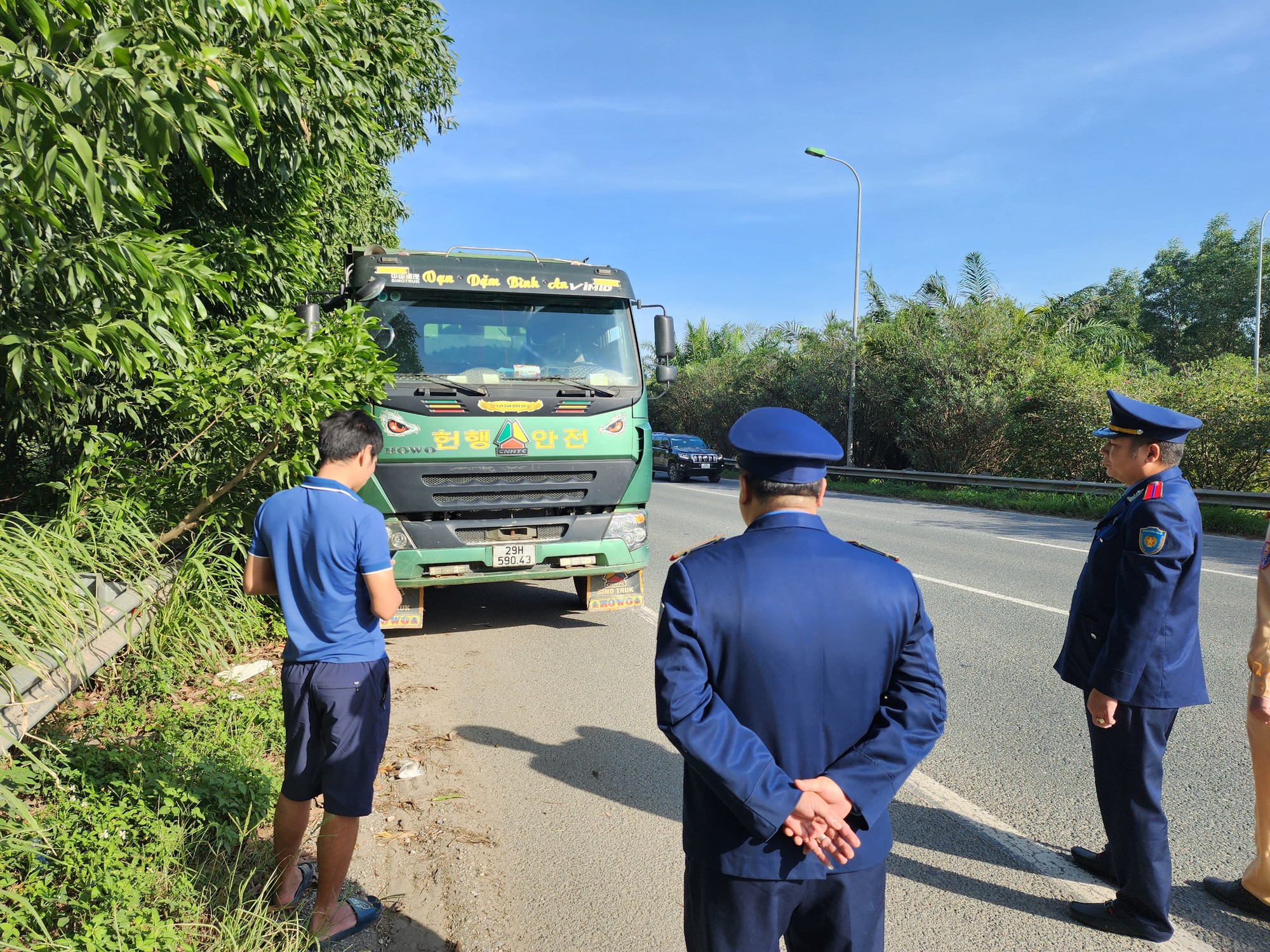 Thanh tra Sở GTVT Hà Nội tước kiểm định và phù hiệu vận tải gần 1.000 phương tiện các loại- Ảnh 1.