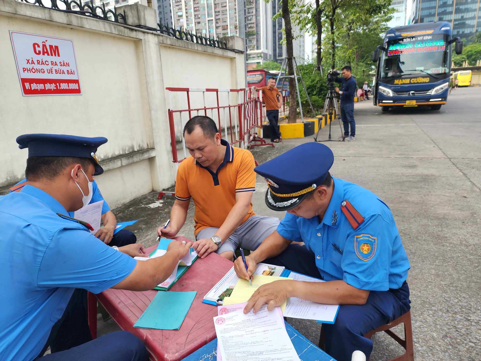 Thanh tra Sở GTVT Hà Nội tước kiểm định và phù hiệu vận tải gần 1.000 phương tiện các loại- Ảnh 3.