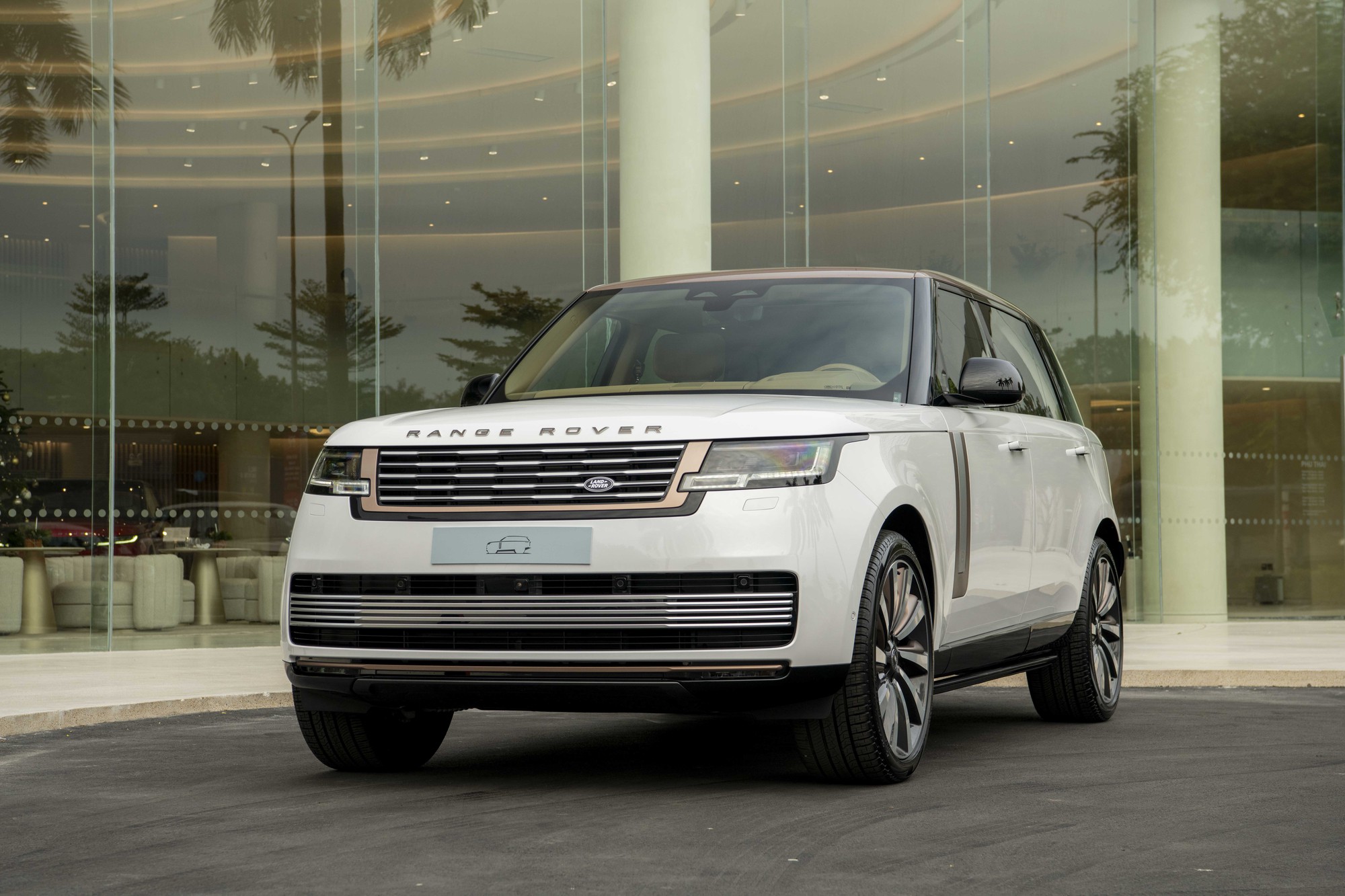 Range Rover SV ra mắt khách Việt, giá bán hơn 25,5 tỷ đồng- Ảnh 2.