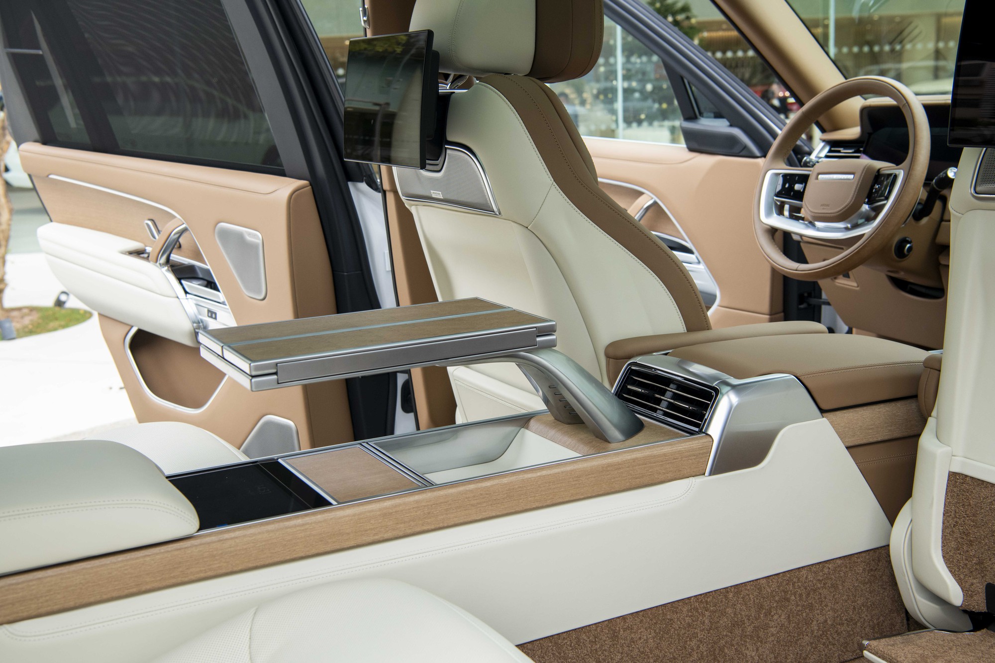 Range Rover SV ra mắt khách Việt, giá bán hơn 25,5 tỷ đồng- Ảnh 4.