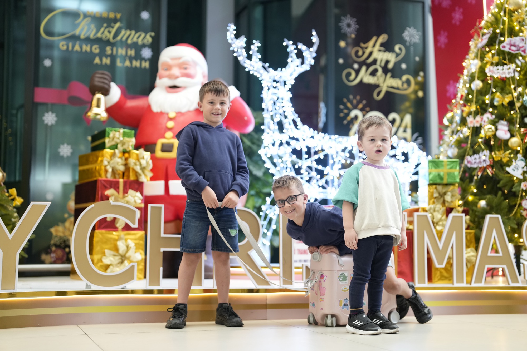 Chùm ảnh: Khách nước ngoài bất ngờ khi được tặng quà Giáng sinh ngay tại sân bay Nội Bài- Ảnh 1.