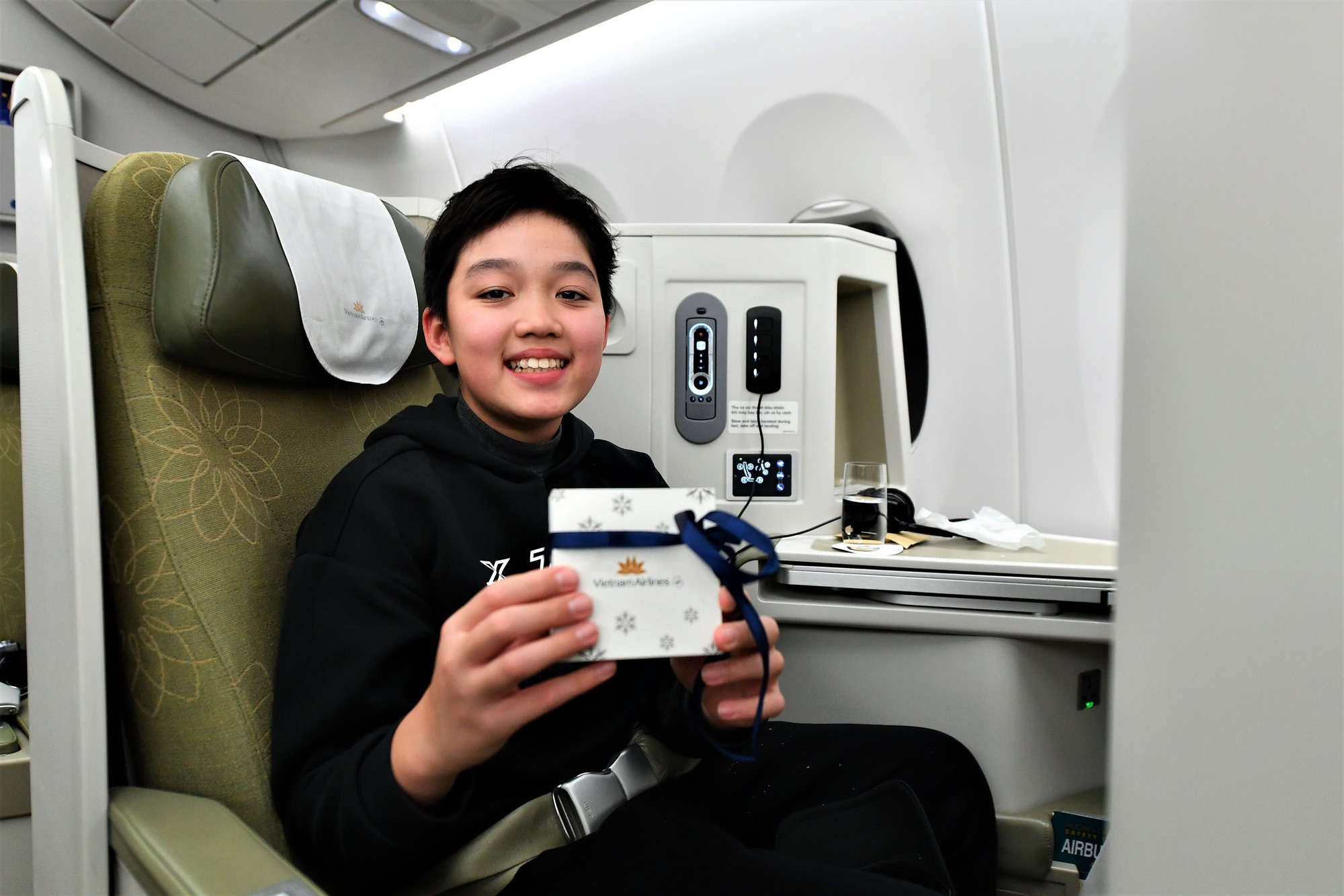 Cận cảnh Ông già Noel tặng quà khách nhí ngay trên bầu trời- Ảnh 10.