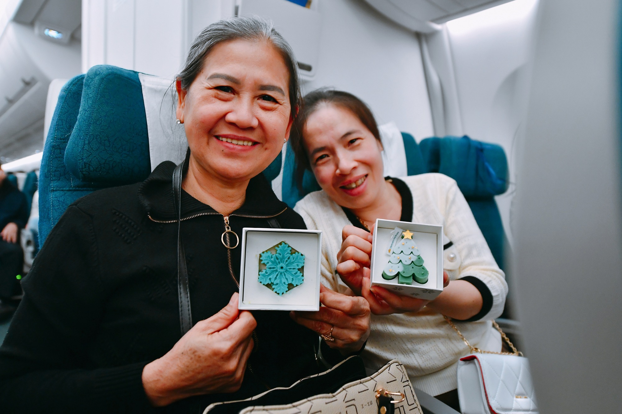 Cận cảnh Ông già Noel tặng quà khách nhí ngay trên bầu trời- Ảnh 13.