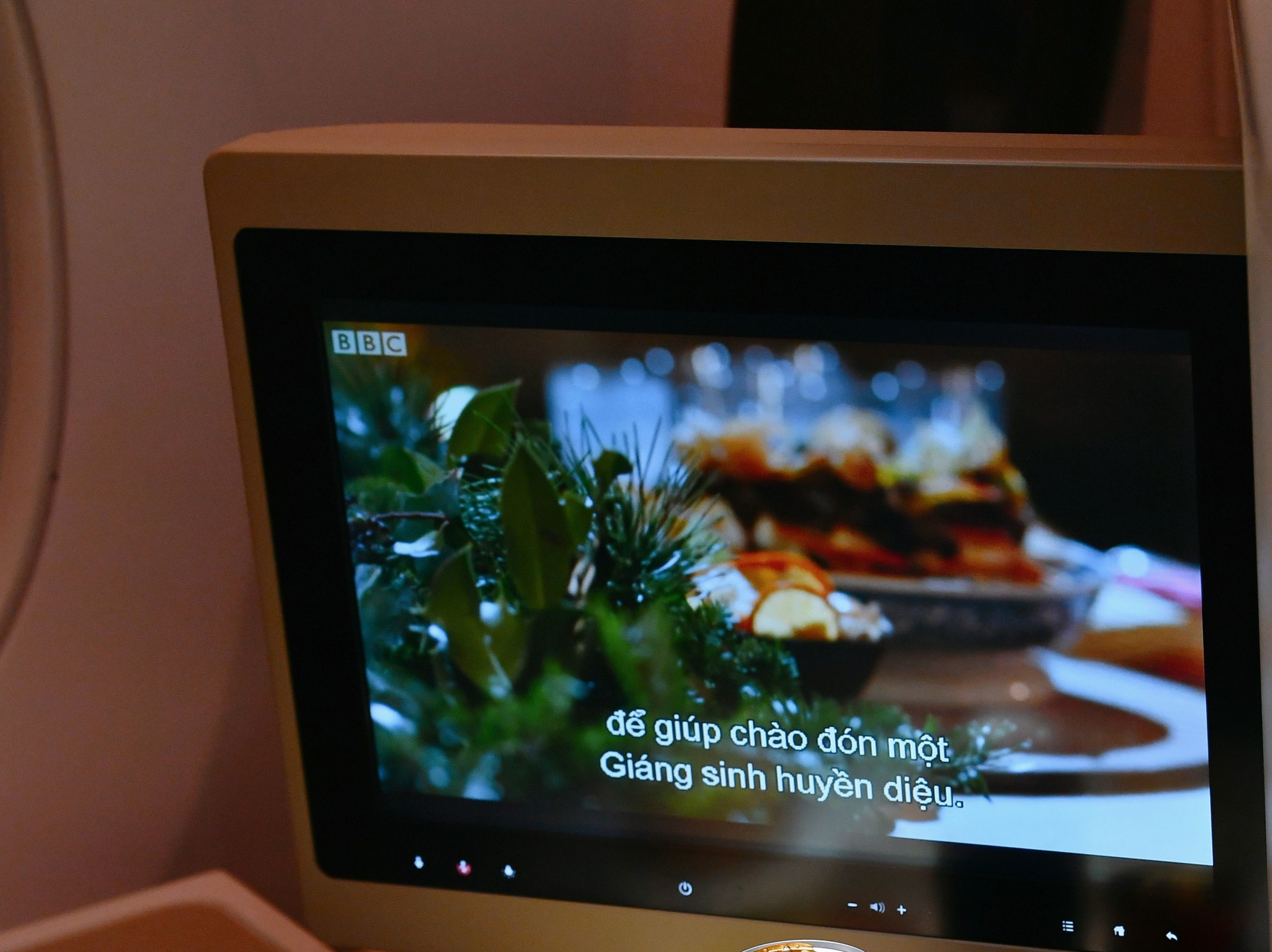 Cận cảnh Ông già Noel tặng quà khách nhí ngay trên bầu trời- Ảnh 9.